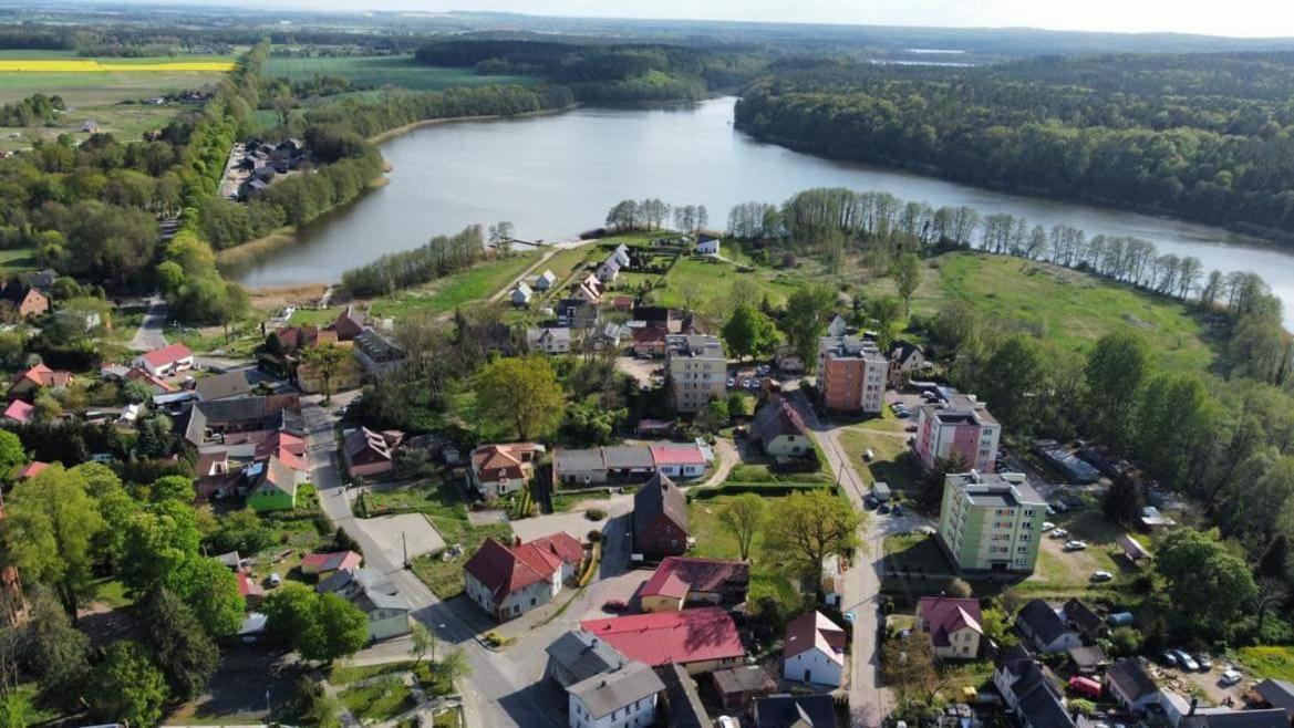 Szary Domek Nad Jeziorem Kołczewo Exteriör bild